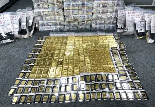 慈濟BNT案惹戰火!蔡其昌轟「潮水退了壞事都台中」 中市府駁斥 ▲台中地檢署偵辦陳昱瑄涉勾結掮客詐騙慈濟逾10億元案,起出大量的現金及黃金。(圖/台中地檢署提供,2026.08.07)