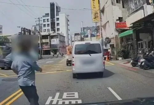 ▲ ▲家屬解釋因為葉男不滿被超車,開始沿路惡意逼車、急煞甚至蛇行,父親才上前理論並帶折疊刀防身。(圖/翻攝畫面)