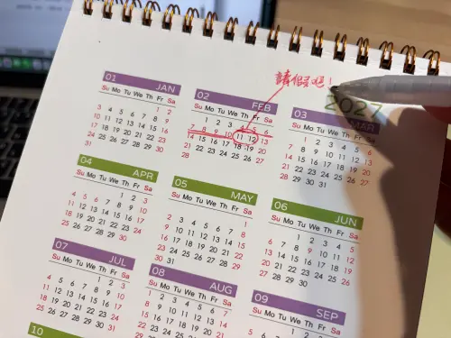 2027年行事曆請假攻略示意圖,桌曆上2月11與12日被紅線圈起並寫下請假吧 ▲由於2027年端午節、中秋節剛好遇上沒有連假情況,導致明年過年長假顯得格外重要。(圖/記者徐銘穗攝)