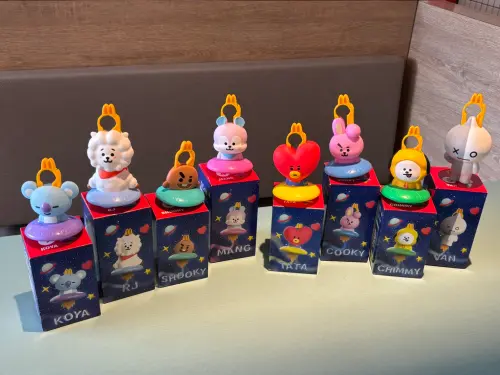 ▲麥當勞聯名BT21宇宙明星，9月2日起開賣「BT21公仔」，全套8款。（圖／記者蕭涵云攝）