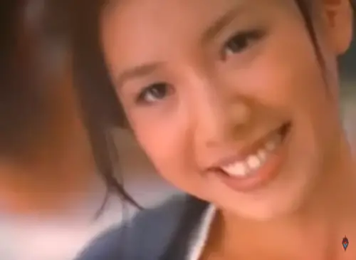 侯湘婷在廣告中歪頭對任賢齊嬌羞微笑,迷暈眾人。(圖/翻攝自張哲生YouTube) ▲侯湘婷在廣告中歪頭對任賢齊嬌羞微笑,迷暈眾人。(圖/翻攝自張哲生YouTube)