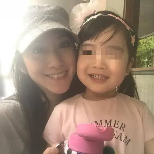 ▲許慧欣婚後在兩周年結婚紀念日當天產下女兒,2021年分享的母女合照相當溫馨。(圖/eVonne 許慧欣臉書) ▲許慧欣婚後在兩周年結婚紀念日當天產下女兒,2021年分享的母女合照相當溫馨。(圖/eVonne 許慧欣臉書)