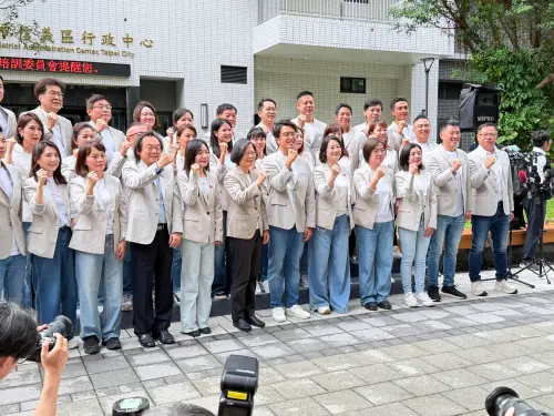 蔡英文今陪同沈伯洋登記參選,並送上船舵給予祝福。(圖/記者嚴俊強攝,2026.09.02) ▲蔡英文今陪同沈伯洋登記參選。(圖/記者嚴俊強攝,2026.09.02)
