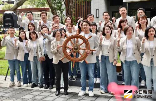 蔡英文今陪同沈伯洋登記參選,並送上船舵給予祝福。(圖/記者嚴俊強攝影) ▲前總統蔡英文陪同沈伯洋登記參選台北市長,並送上船舵給予祝福。(圖/記者嚴俊強攝影)