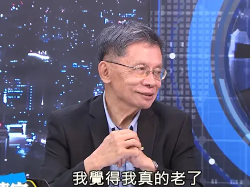 ▲沈富雄回憶重摔意外,自嘆「我真的老了」,坦言當天體力不支、反應不及才會意外跌倒。(圖/翻攝《少康戰情室》) ▲沈富雄回憶重摔意外,自嘆「我真的老了」,坦言當天體力不支、反應不及才會意外跌倒。(圖/翻攝《少康戰情室》)