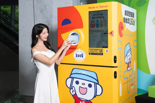 且消費者在全聯門市投入ECOCO智慧回收機的HDPE牛奶瓶,經回收再生後製成100% PCR再生瓶器。(圖/全聯提供) ▲且消費者在全聯門市投入ECOCO智慧回收機的HDPE牛奶瓶,經回收再生後製成100% PCR再生瓶器。(圖/全聯提供)